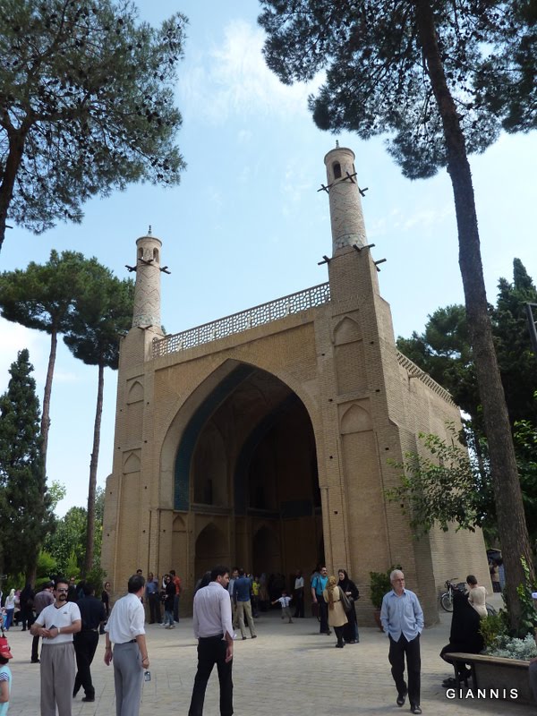P1010172 Esfahan Iran- Mosque with shaking minarets.JPG