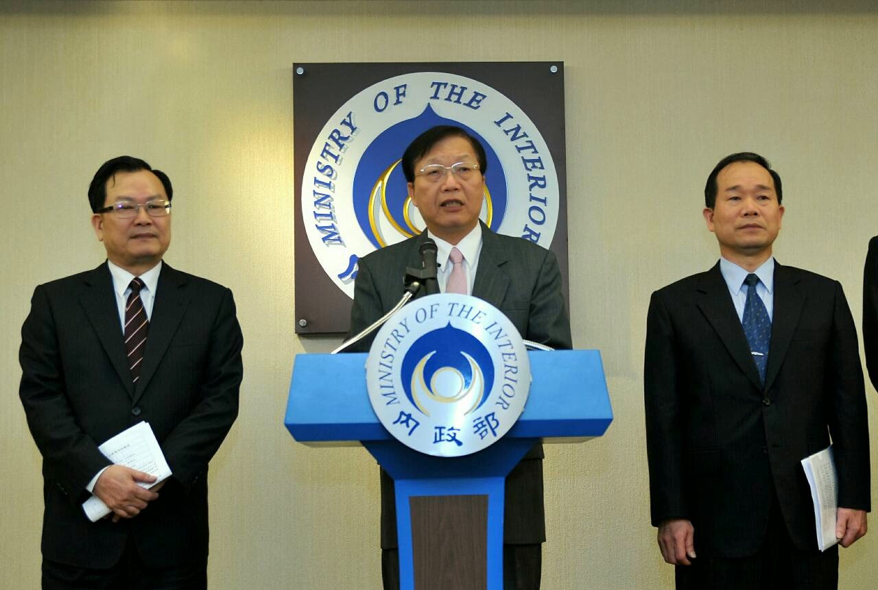 內政部長陳威仁(圖中)今(30)日下午召開記者會表示,警方昨天依法逮捕賴OO等10人,並針對其他違法民眾,將再就蒐證所得畫面,依違法事實究辦。圖:謝莉慧/攝 內政部長陳威仁(圖中)今(30)日下午召開記者會表示,警方昨天依法逮捕賴OO等10人,並針對其他違法民眾,將再就蒐證所得畫面,依違法事實究辦。圖:謝莉慧/攝