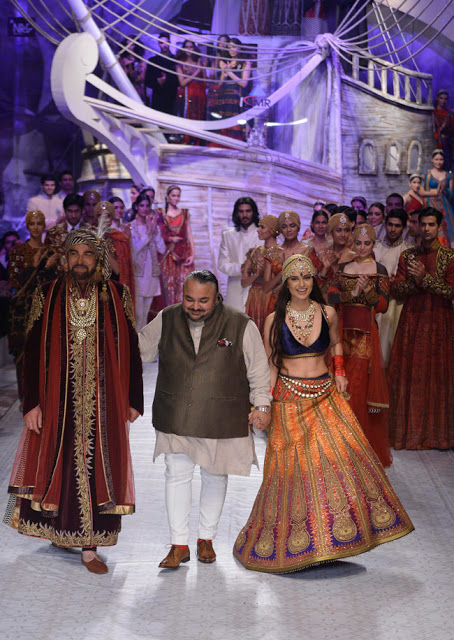 Kangana Ranaut and Kabir Bedi walk for JJ Valaya bridal show in Delhi-2013