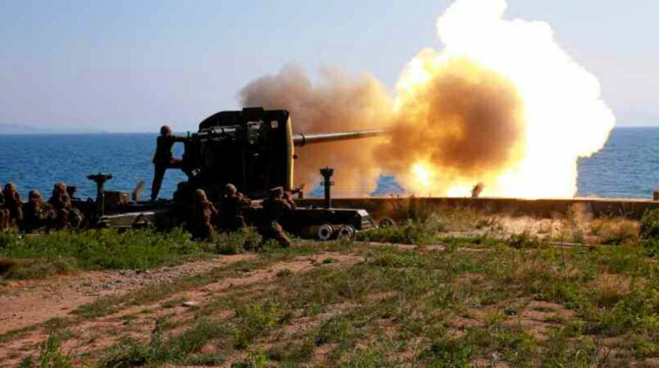 النشاطات العسكريه للزعيم الكوري الشمالي كيم جونغ اون .......متجدد  Kim+jong+un+visits+North+Korean+coastal+Artillery+site+2