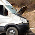 Motorista perde controle de van e tomba com passageiros