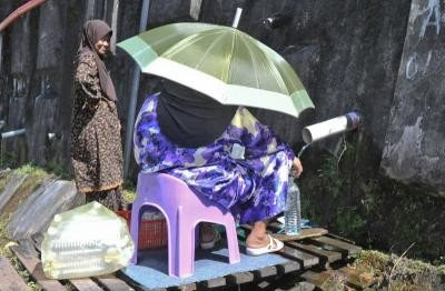 Nature's gift: People collecting water from the hill slope which is located at a stretch along the 57km highway from Simpang Pulai in Ipoh to Kampung Raja in Cameron Highlands.