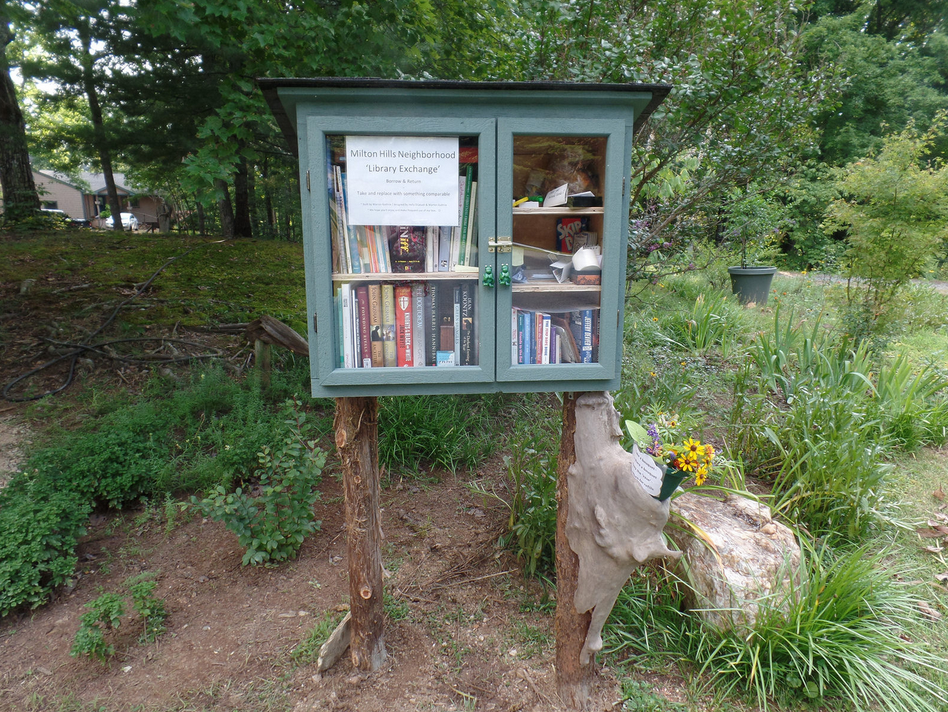 JamulBlog Neighborhood library box...