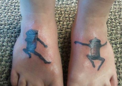 tatuaje de siluetas ninjas en los pies