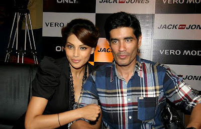 Click on the Image for Larger View Bipasha Basu and Manish Malhotra at Vero Moda model auditions_Filmy Fun