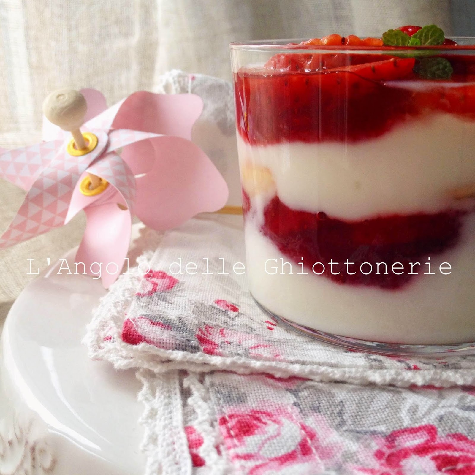 coppette variegate con yogurt bianco e fragole, mandorle e menta
