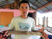 Anggota tim GSK, batang gaharu yang sudah dicarving
