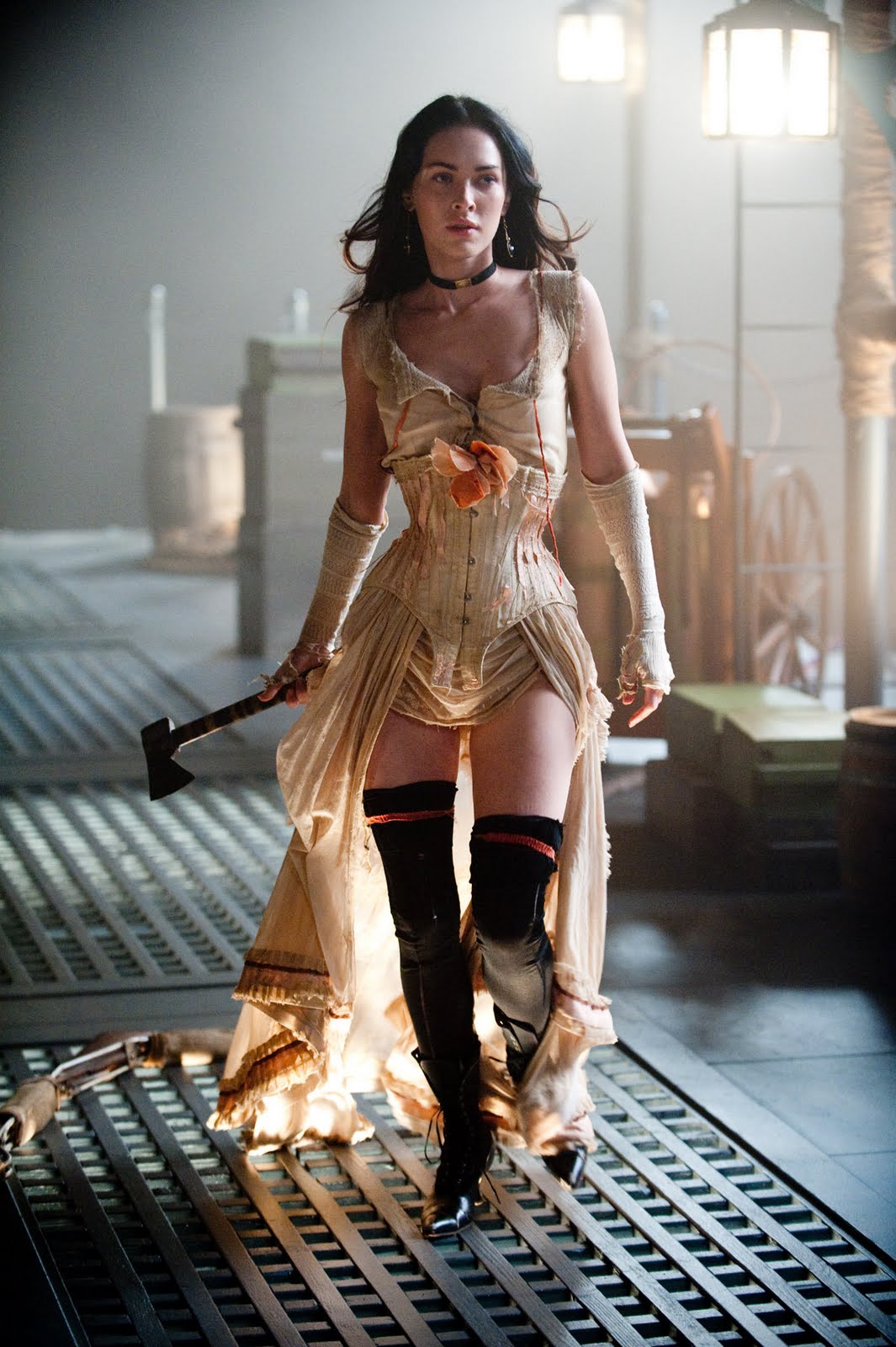 http://4.bp.blogspot.com/-2efu0bFk2OQ/Teq8AoVmyBI/AAAAAAAAAaM/FlnEskj7MXM/s1600/megan-fox-jh-still.jpg