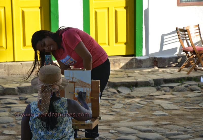 Sandra Nunes pintando ao ar livre na Praa da Matriz em Paratty Sandra Nunes pintando ao ar livre na Praa da Matriz em Paratty