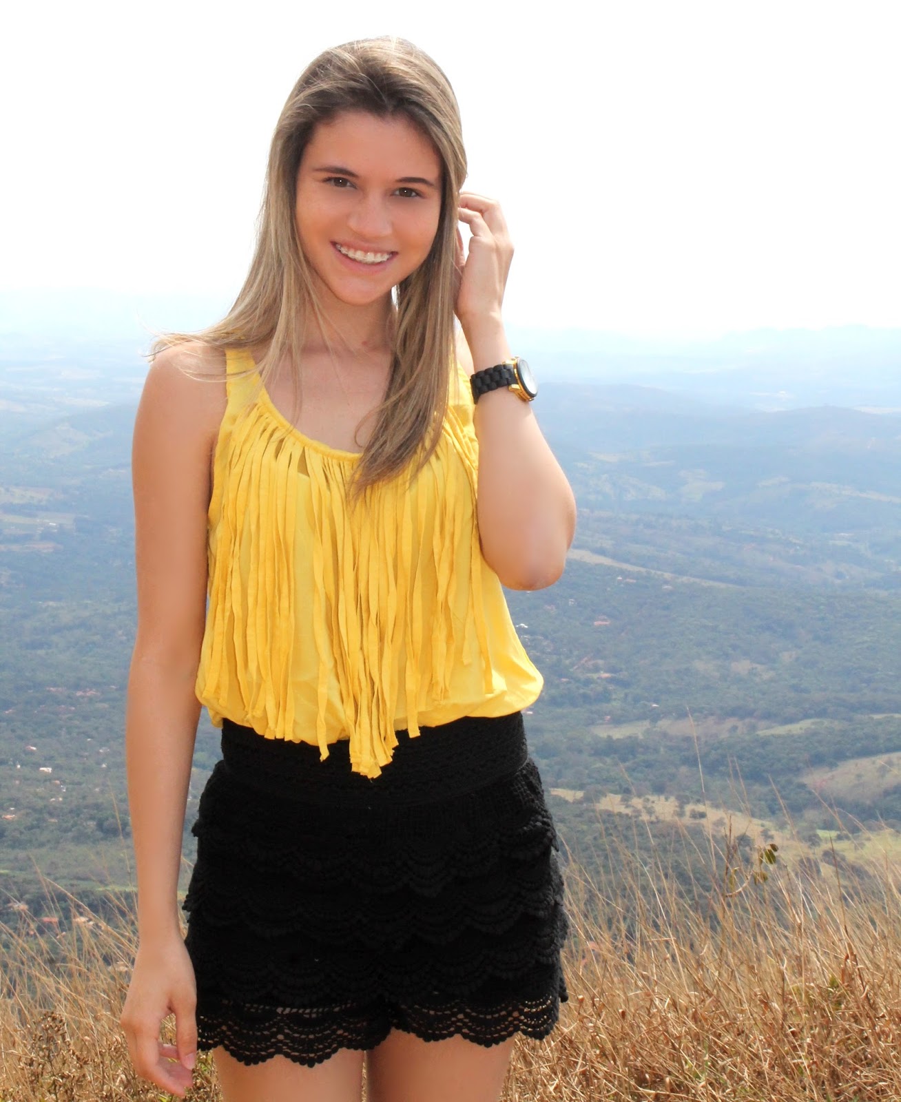 blusa amarela com short branco