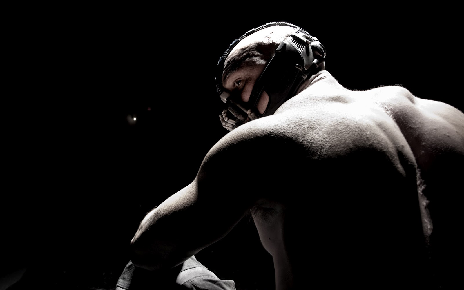 http://4.bp.blogspot.com/-2fVCl4pCUf8/UA4mt0391LI/AAAAAAAAAGw/PQgi9UpRzLw/s1600/dark-knight-rises-movie-image-tom-hardy-bane-hi-res-01.jpg