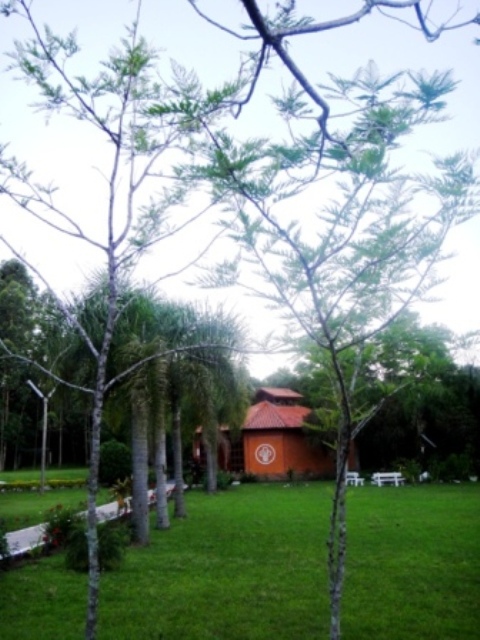 O VERDE E A COR DE TERRA DA CAPELA DA PALAVRA DÁ UM TOM DE ACOLHIDA E DE PAZ