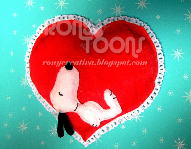 Ronycreativa: snoopy con corazon de crepe Dulceros de amor y amistad