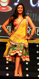 Shweta Tiwari sizzling performance at the launch Lotus Refineriesof 