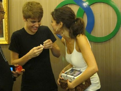 Justin Bieber in Indonesia justin bieber indonesia selena gomez. Justin Bieber in Indonesia