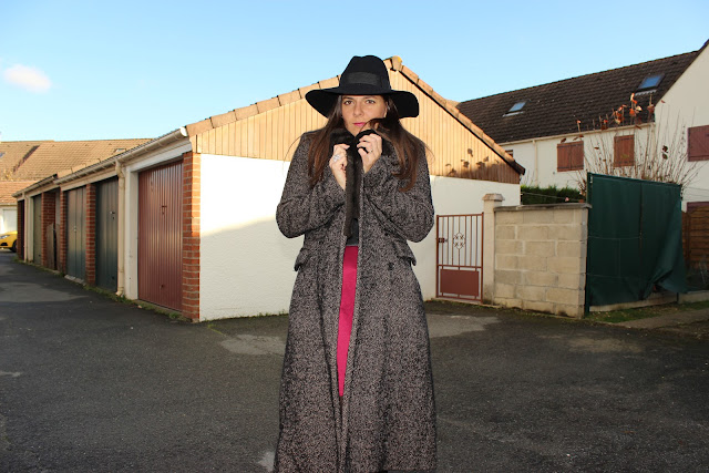 manteau long mango, robe framboise naf naf, fedora noir headict