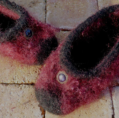 http://4.bp.blogspot.com/-2km439H3yf4/T0dnxQOxgFI/AAAAAAAAB4g/QskTSgoF8PQ/s400/black%2B%2526%2Bred%2Bmohair%2Bslippers.JPG