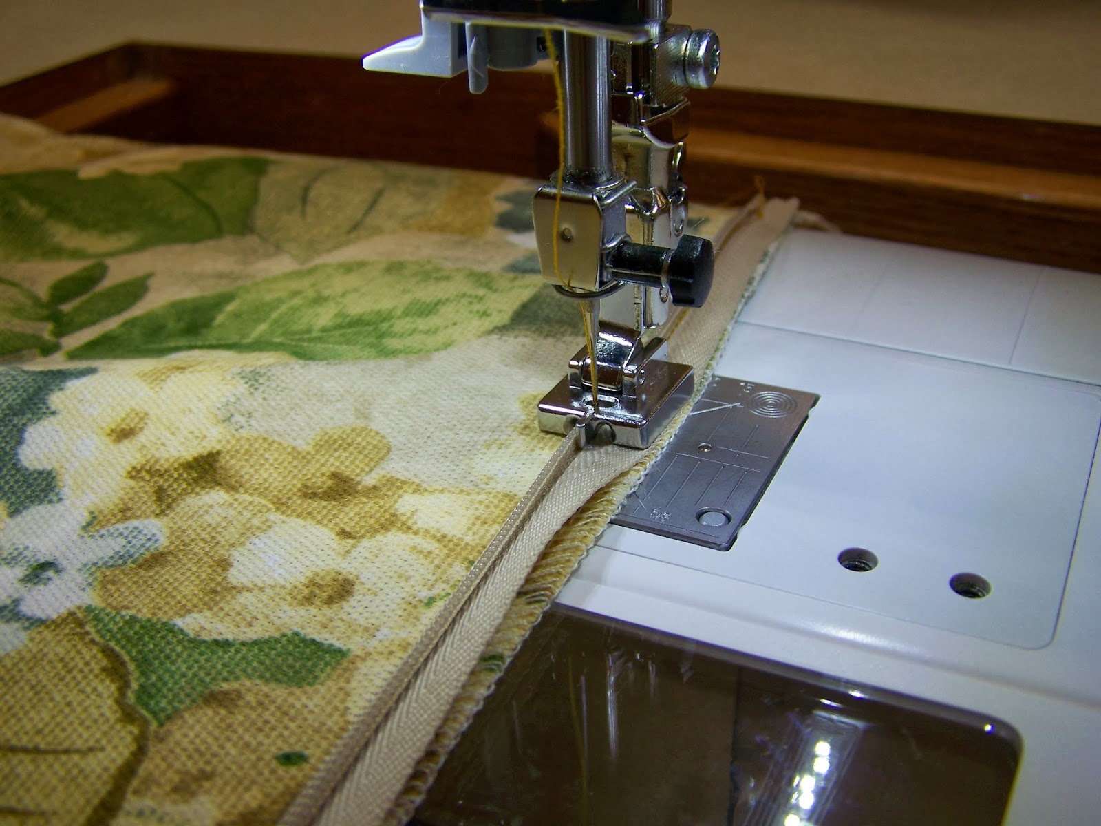 sewcreatelive Sewing a Pillow with a Cording Edge and Invisible Zipper