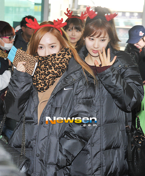 [PIC][24-12-2012]SNSD khởi hành đi Nhật Bản vào sáng nay + 8 thành viên đeo bờm giáng sinh trước sân bay + Sunny vắng mặt vì ốm %EA%B3%B5%ED%95%AD+(37)