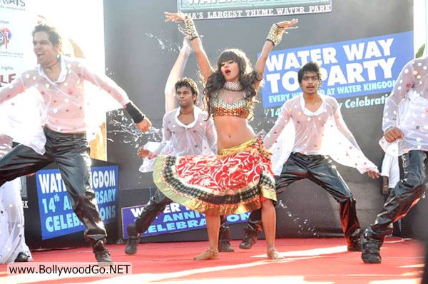 veena_malik_performed_water_kingdom_11