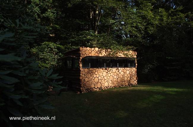 Arquitectura de casas: cabañas rústicas artesanales hechas de troncos.