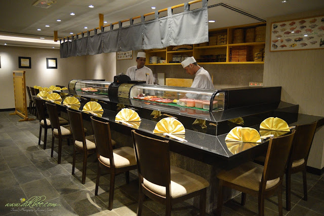 Kaunter sushi Makanan Jepun Yang Sedap Di Restoran Kazumi