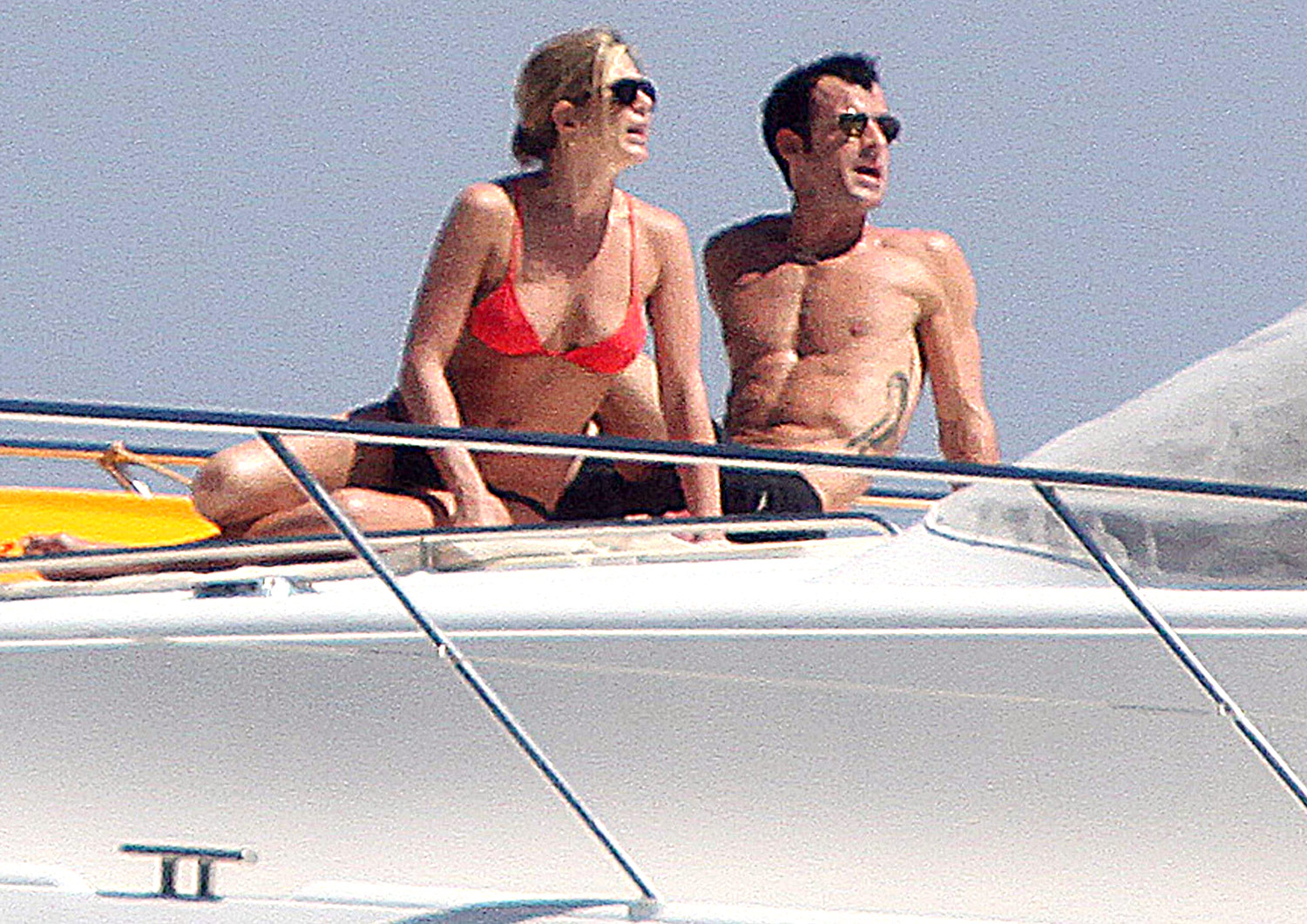 http://4.bp.blogspot.com/-2ribAafgdbk/UCmPH51h2EI/AAAAAAAAsSc/L5uiob960zs/s1600/1341330207_jennifer-aniston-justin-theroux-zoom02.jpg
