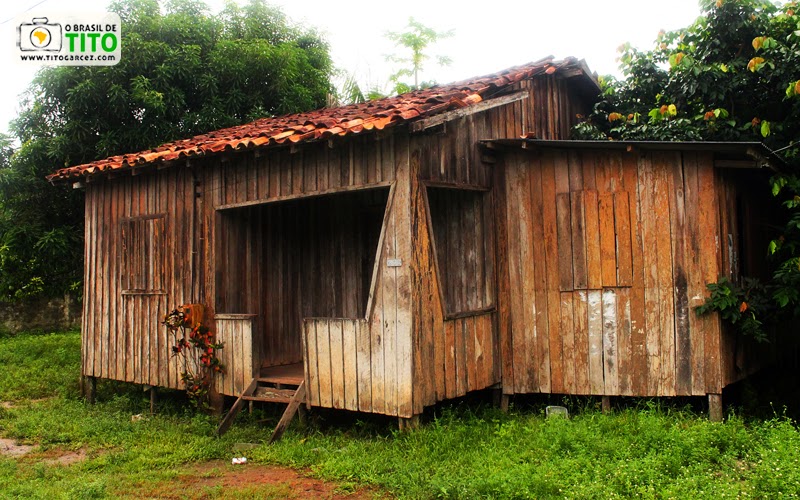Casa de madeira na vila do Curiaú, localizada na APA do Rio Curiaú, em Macapá, no Amapá - Por Tito Garcez Casa de madeira na vila do Curiaú, antigo Quilombo Curiaú, localizada na APA do Rio Curiaú, em Macapá, no Amapá