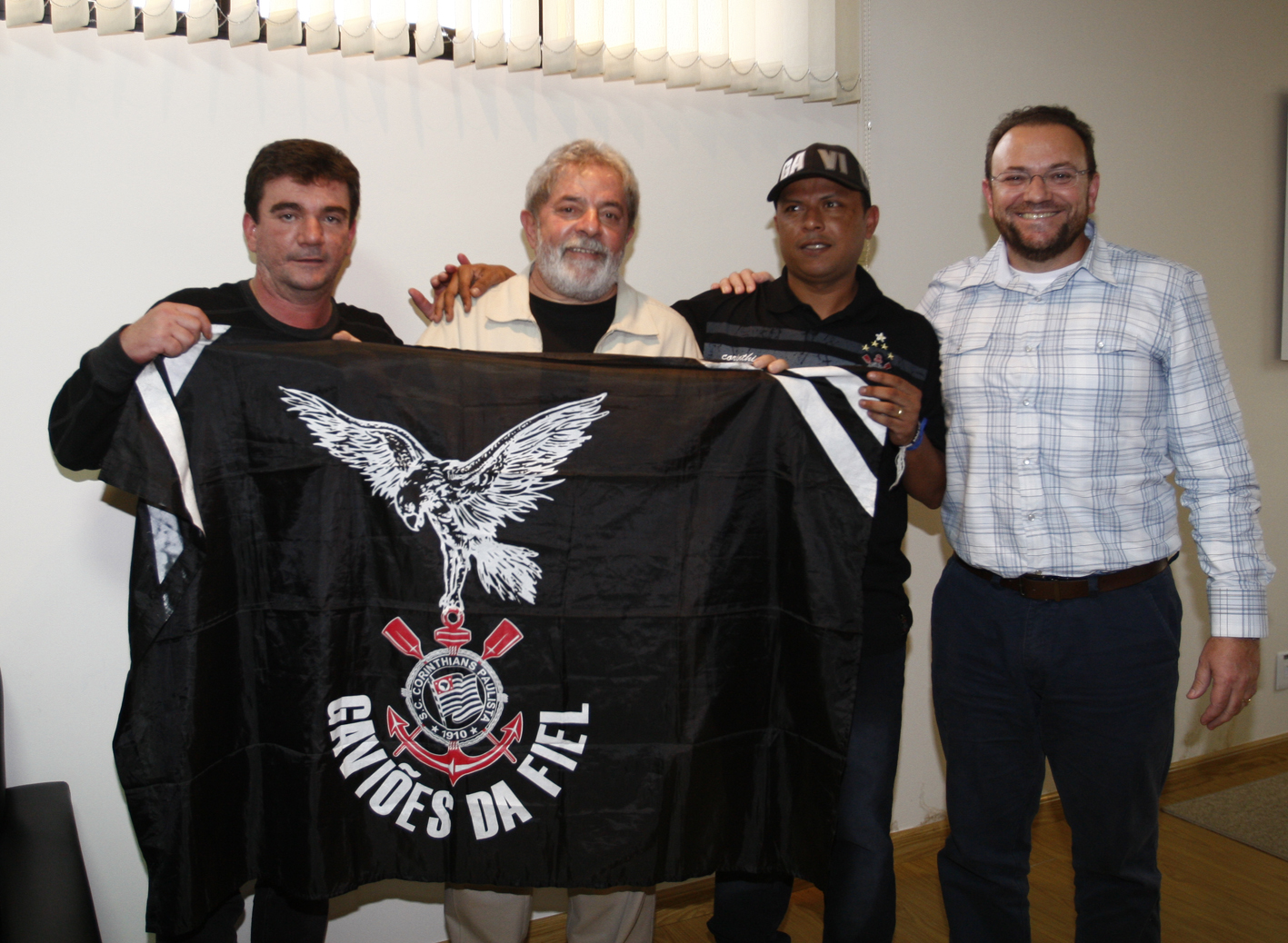 http://4.bp.blogspot.com/-2tDfP4Dbm6Y/Tz-2fOI0ScI/AAAAAAAAAKM/BFOu9QQBeLk/s1600/Lula-e-gavi%C3%B5es1.jpg