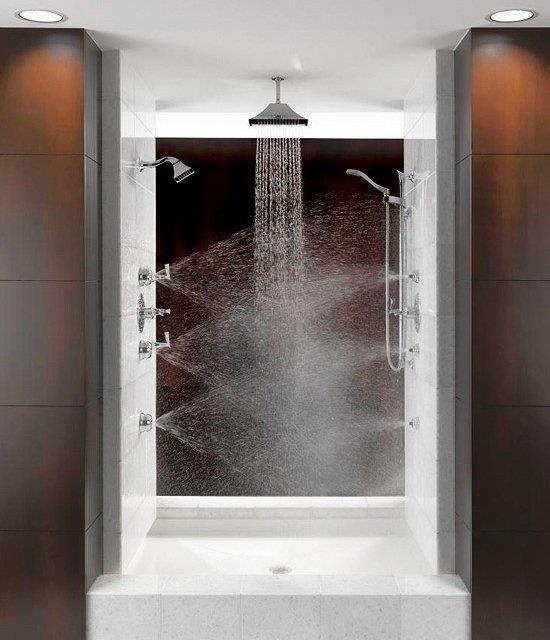 Phòng tắm kiểu kết hợp sử dụng nhiều vòi phun nước