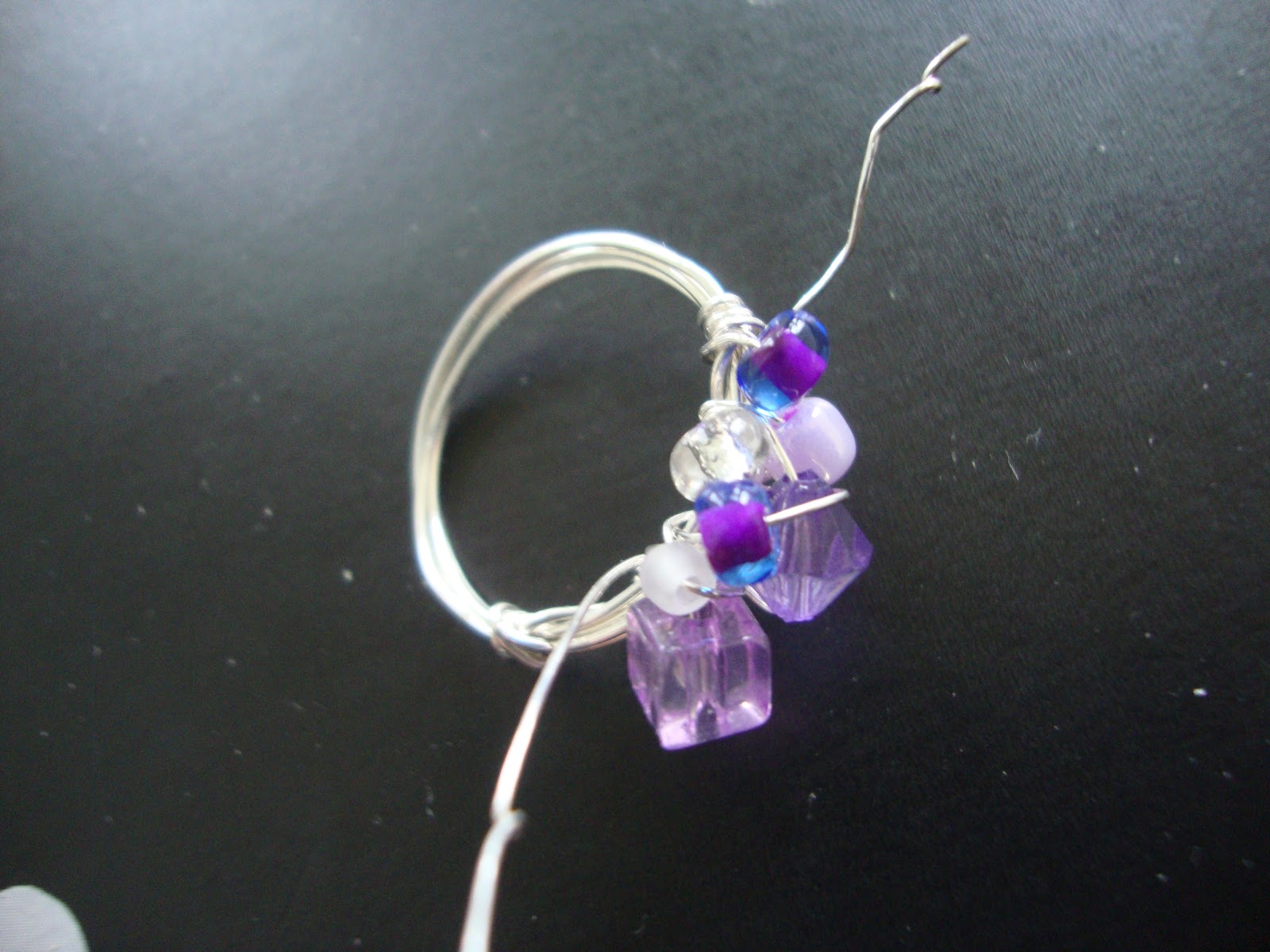 STRAWBERRY BOX Bead and wire ring tutorial