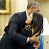 Obama abraza enfermera recuperada de ébola