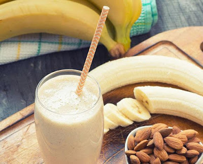 كيف تصنع مشروب بروتين يحافظ على الوزن وينمي العضلات؟banana almonds juice drink موز لوز عصير 