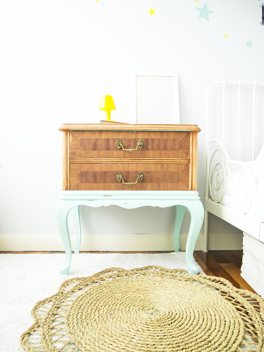 Decorando con muebles recuperados una habitación infantil mesita recuperada para una habitación infantil