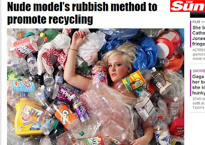 Mulher mergulha no lixo para promover reciclagem