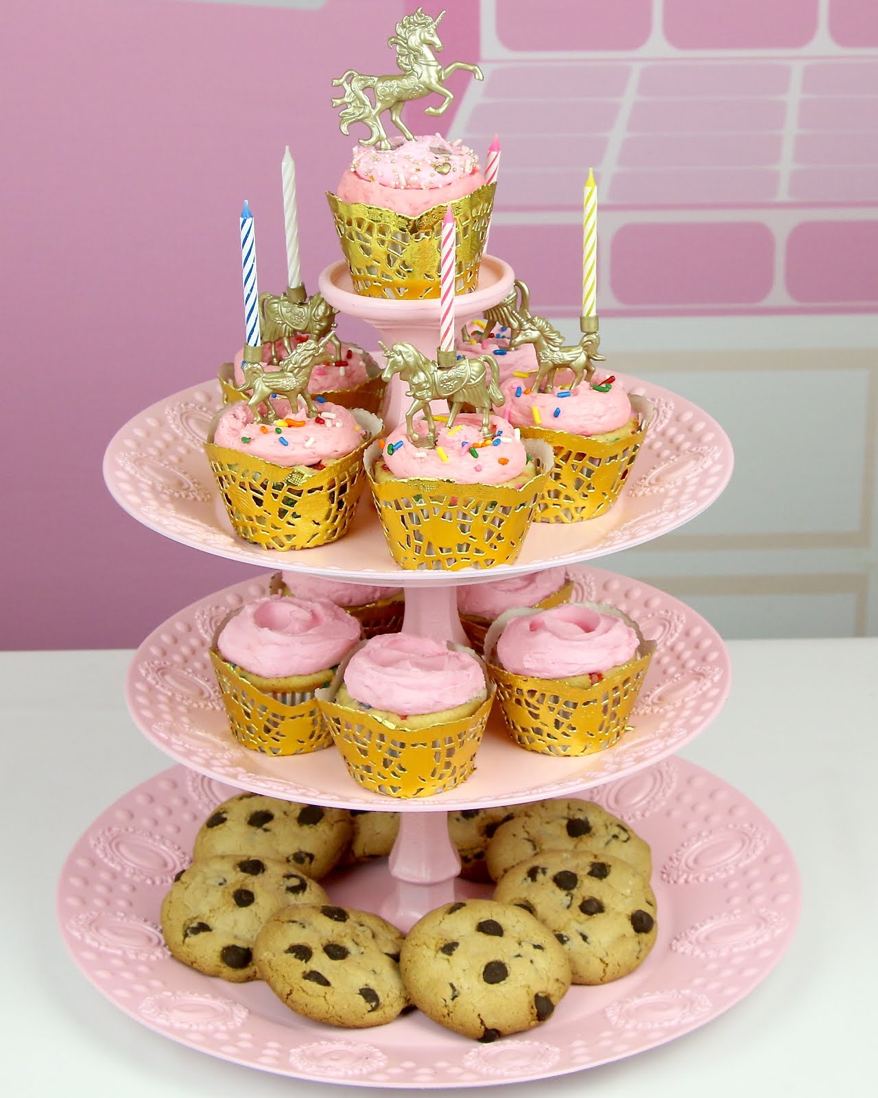 {VIDEO} DIY Doily Cupcake Wrappers The Lindsay Ann {VIDEO} DIY Doily Cupcake Wrappers The Lindsay Ann
