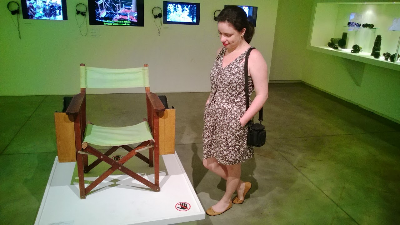 Carina Pedro observando a cadeira do diretor - Stanley Kubrick - MIS - SP