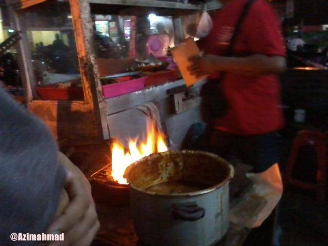 Gua pas waktu itu pesen jus jeruk malah dikasih wedang jeruk (jeruk hangat). Warung Makan Sekitar Kampus ITS.