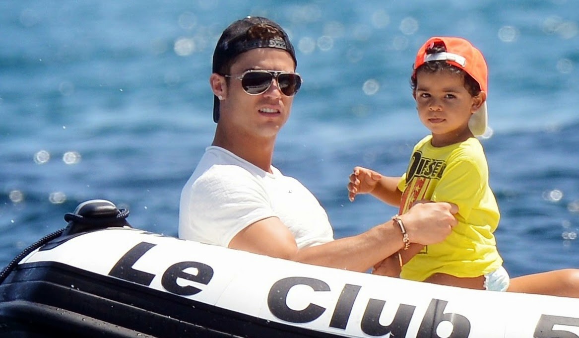 Enjoining Weekend with his Famous Footballer Enjoining Weekend with his Famous Footballer