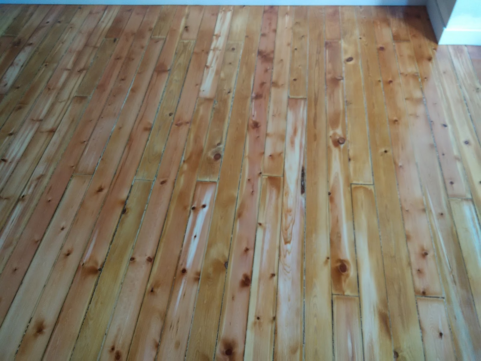 Emplear un teñido en la tarima para imitar el envejecimiento en la madera.