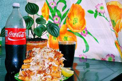 Enchiladas rojas con pechuga deshebrada y coca cola bien fría (Comida Mexicana)