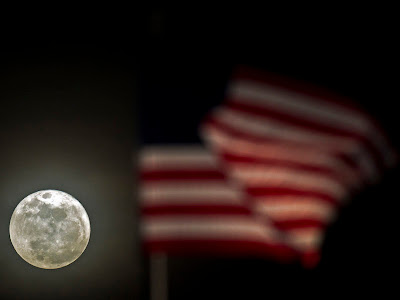 Fenomena 'supermoon' terlihat di langit Brookfield, Wisconsin