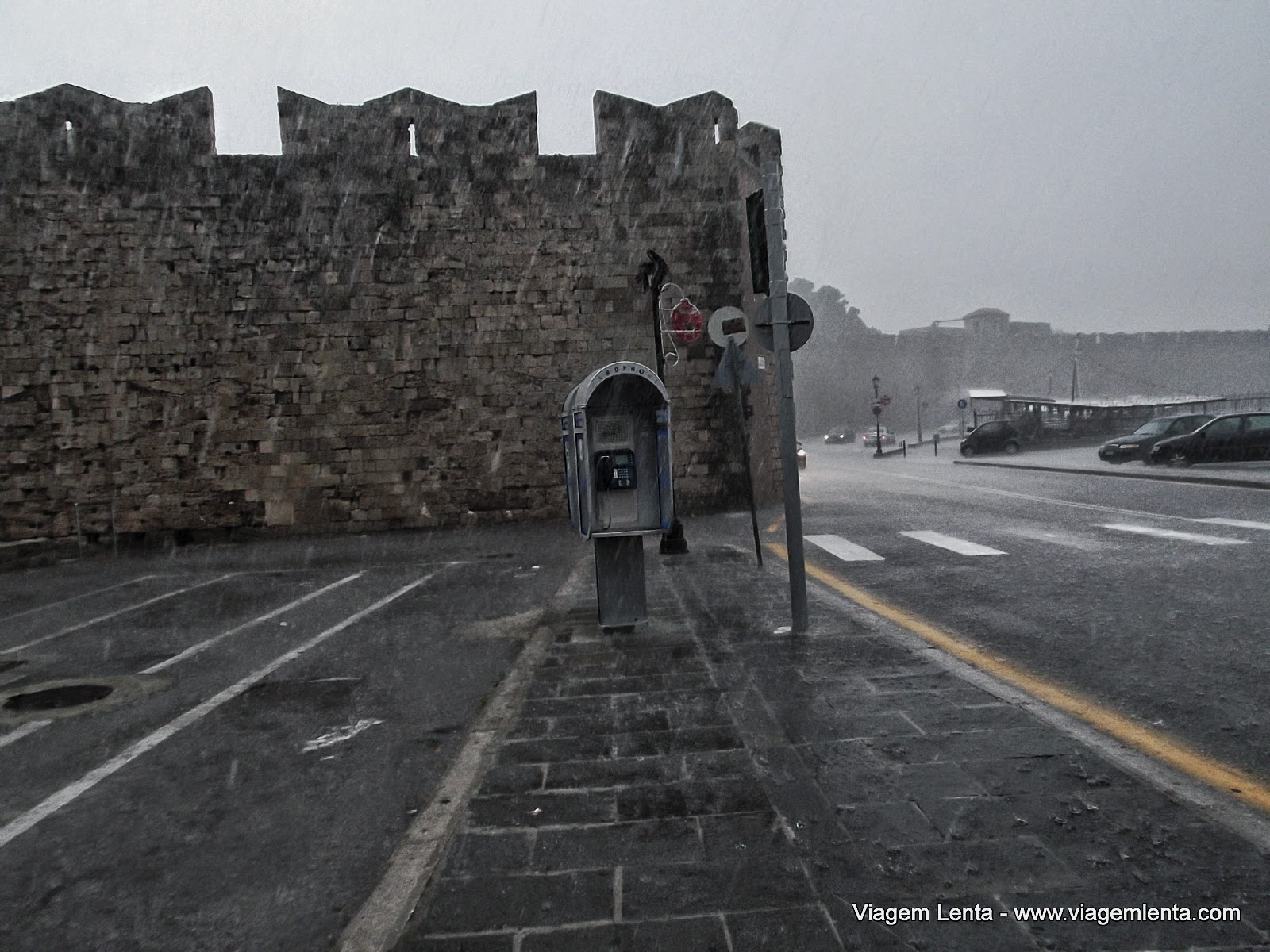Dias 13 e 14 da viagem: Rodes, a ilhas grega e a cidade medieval Um dos portões de entrada para a Cidade Medieval Vielas na cidade medieval Muro desabado no dia seguinte devido às chuvas Dias 13 e 14 da viagem: Rodes, a ilhas grega e a cidade medieval Um dos portões de entrada para a Cidade Medieval Vielas na cidade medieval Muro desabado no dia seguinte devido às chuvas