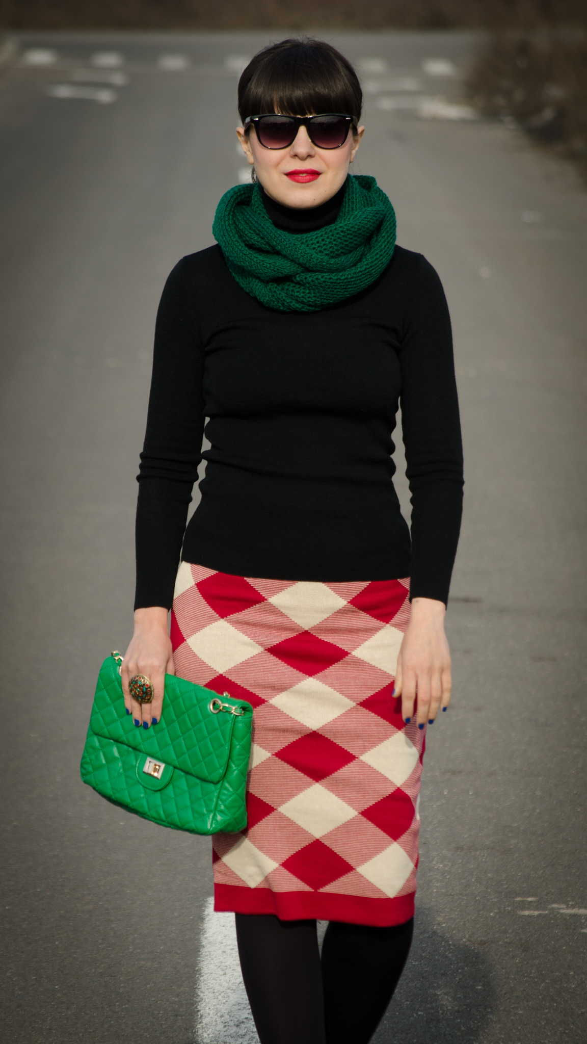 red checkered pencil skirt checkers black turtleneck green scarf bag handbag nude & green high heels tina R koton Christmas look outfit