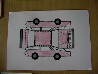 De auto van papier nadat hij gekleurd is Afbeelding van gekleurde auto van papier