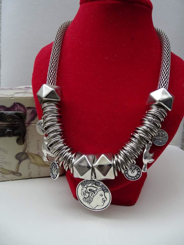 Collar Cadena Vibora con argollas, moneda y hectagonos
