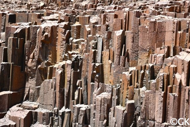Die Basaltwand hat eine Länge von etwa 100 Metern.