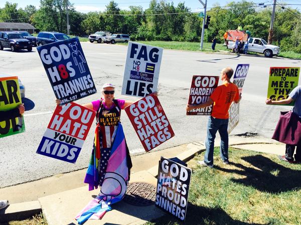 Alunos expulsam grupo de religiosos homofóbicos que protestavam contra estudante trans Alunos expulsam grupo de religiosos homofóbicos que protestavam contra estudante trans
