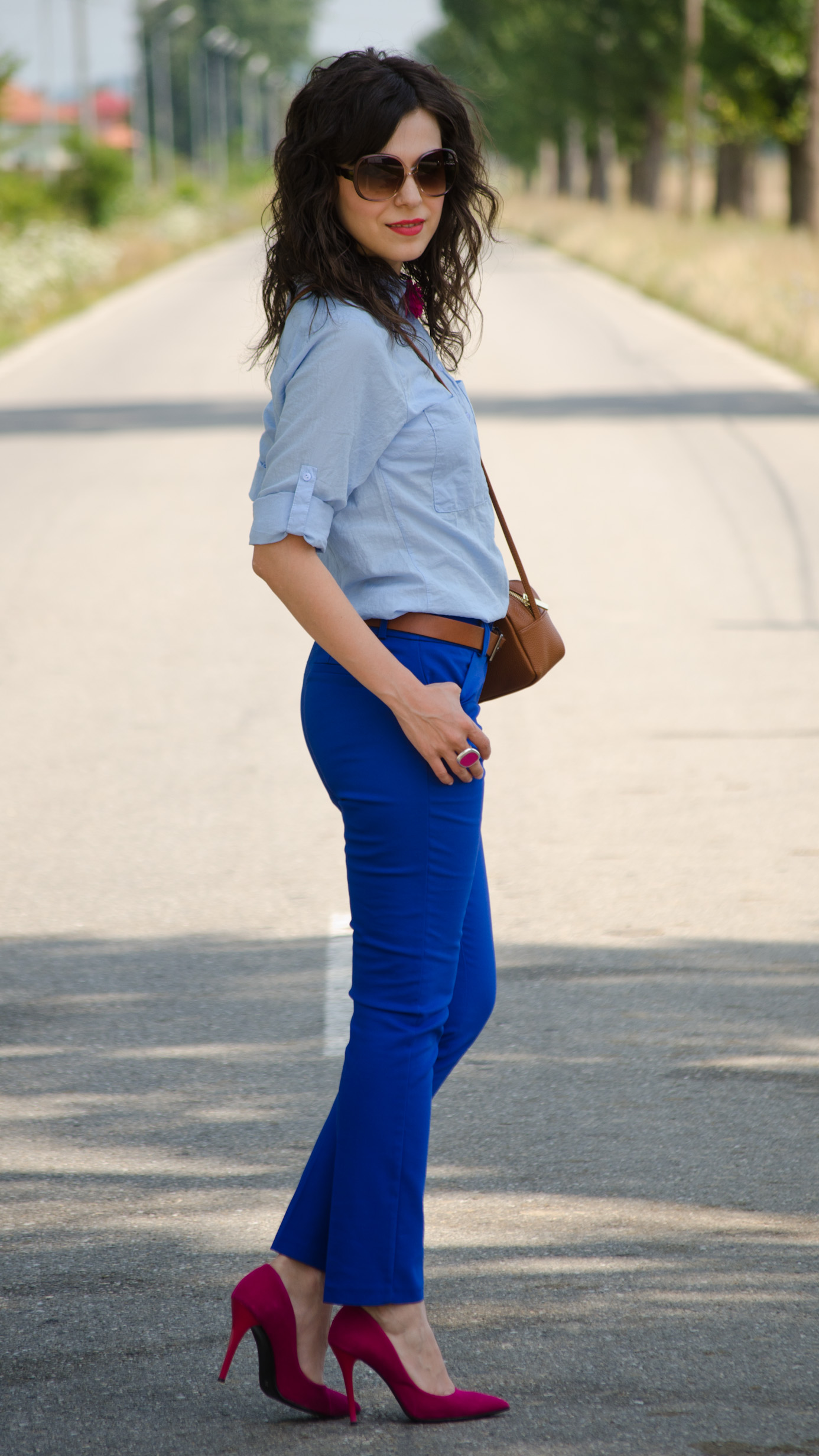 cobalt blue pants koton loose blue boyfriend shirt fuchsia shoes brown beld bag H&M