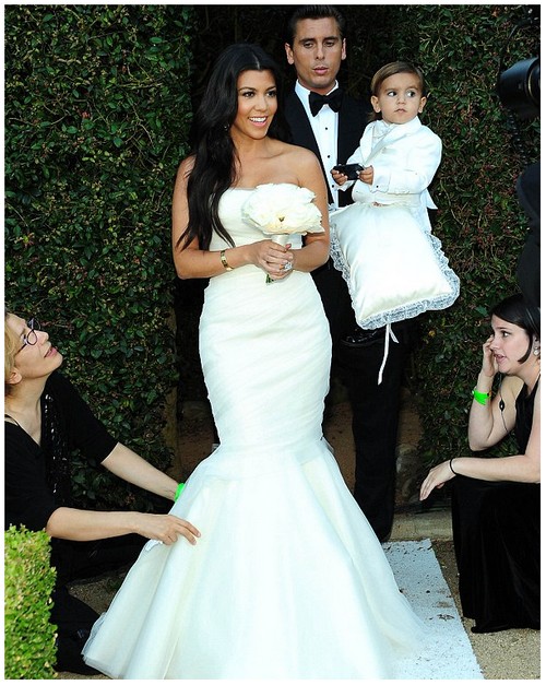 Kim Kardashian s Wedding Dress Learn more here weddingdress5